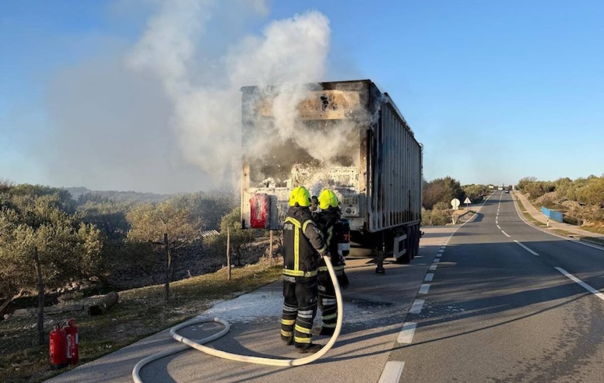 Kod Dunata izgorjela kamionska prikolica