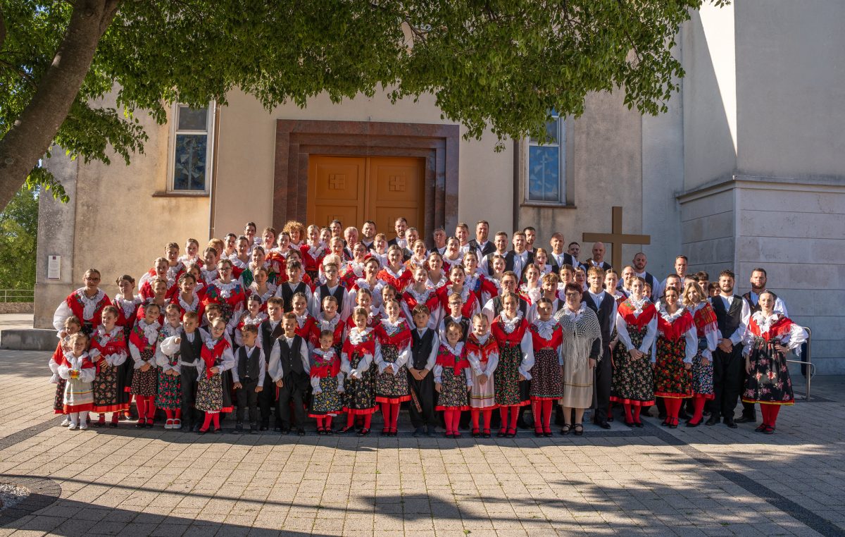 [FOTO/VIDEO] Tanac, kanat i veliko “hvala” za sve: KUD Vrh svečano proslavio velikih 30 godina djelovanja