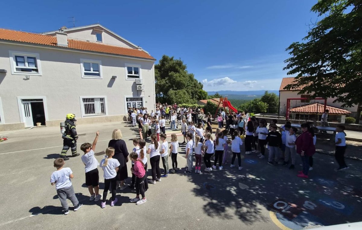 [FOTO/VIDEO]  U Područnoj školi Vrh održana vježba evakuacije