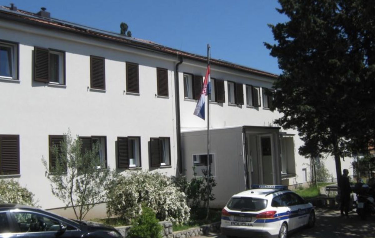 Prizor kao iz izbjegličkog kampa: Ljudi spavaju ispred PP Krk kako bi došli do radne dozvole