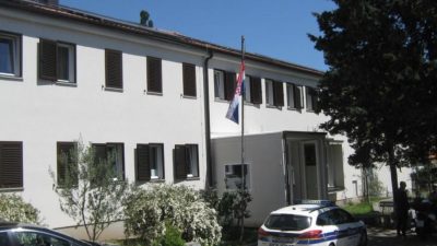 Prizor kao iz izbjegličkog kampa: Ljudi spavaju ispred PP Krk kako bi došli do radne dozvole