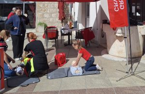 Javnozdravstvena akcija u Krku: Najmlađa volonterka, petogodišnja Anmari uljepšala dan