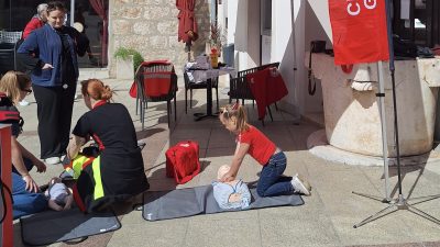 Javnozdravstvena akcija u Krku: Najmlađa volonterka, petogodišnja Anmari uljepšala dan