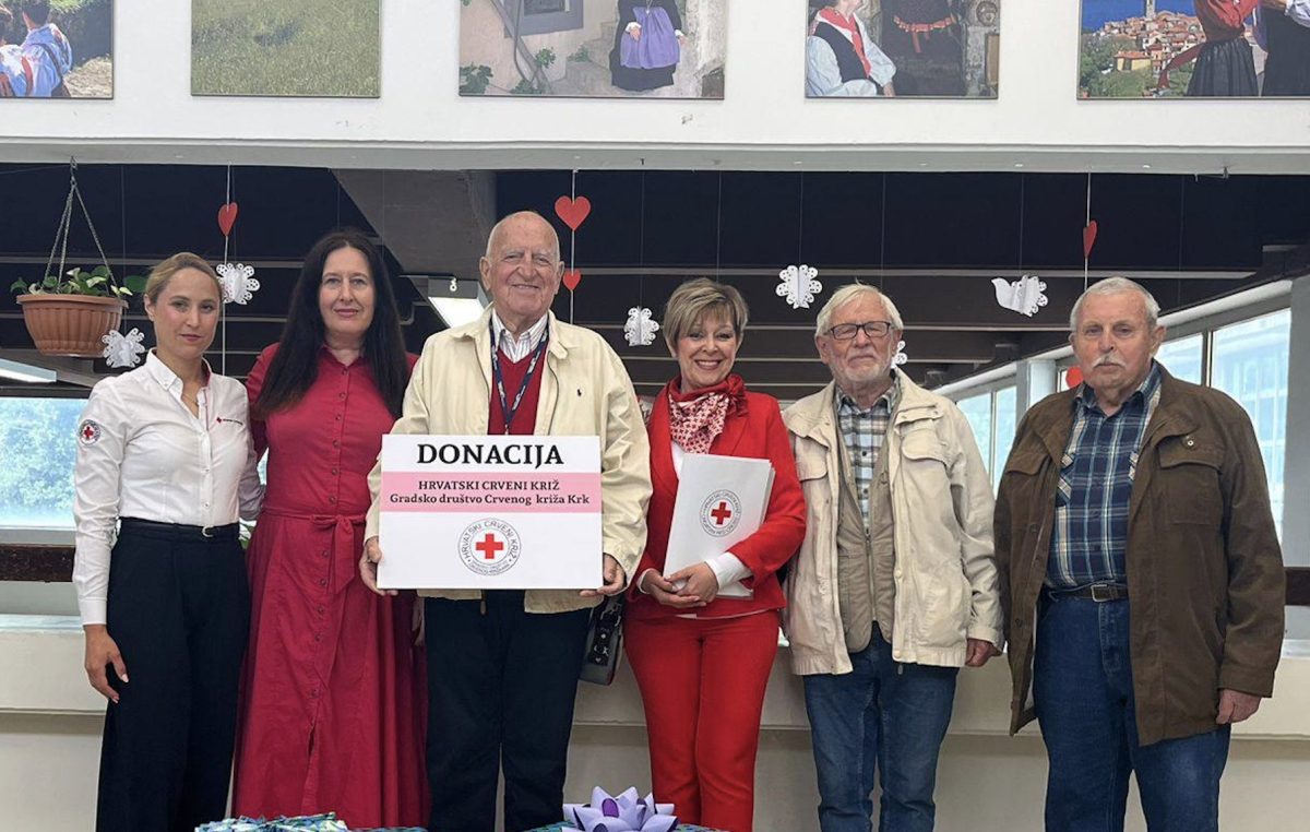 Gradsko društvo Crvenog križa krčkim srednjoškolcima doniralo opremu koja spašava živote