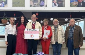 Gradsko društvo Crvenog križa krčkim srednjoškolcima doniralo opremu koja spašava živote