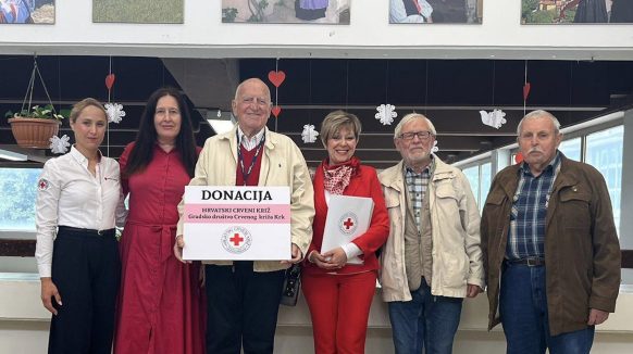 Gradsko društvo Crvenog križa krčkim srednjoškolcima doniralo opremu koja spašava živote