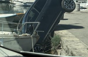 Automobil u Omišlju “otvorio sezonu kupanja”