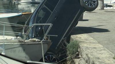 Automobil u Omišlju “otvorio sezonu kupanja”