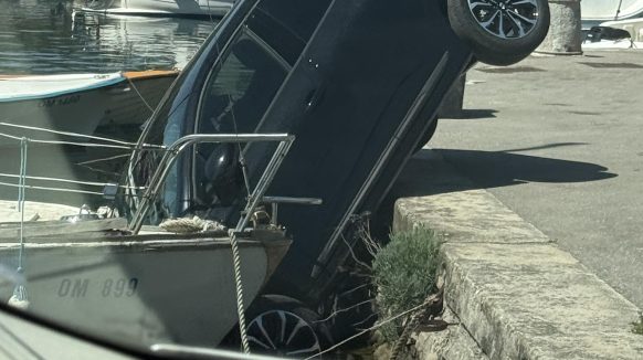 Automobil u Omišlju “otvorio sezonu kupanja”
