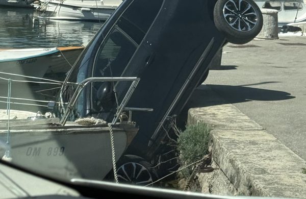 Automobil u Omišlju “otvorio sezonu kupanja”