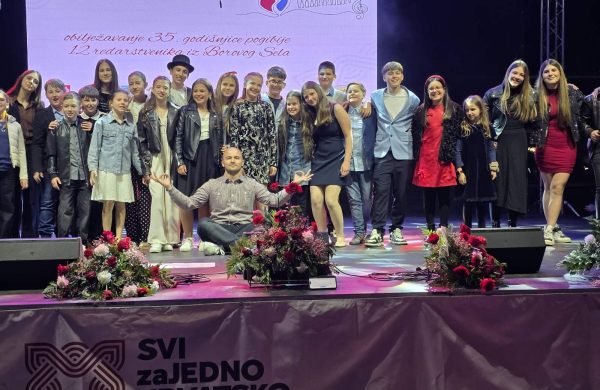[VIDEO]  Mlade krčke zvijezde nastupile na festivalu “Svi zaJedno Hrvatsko Naj” u Vukovaru