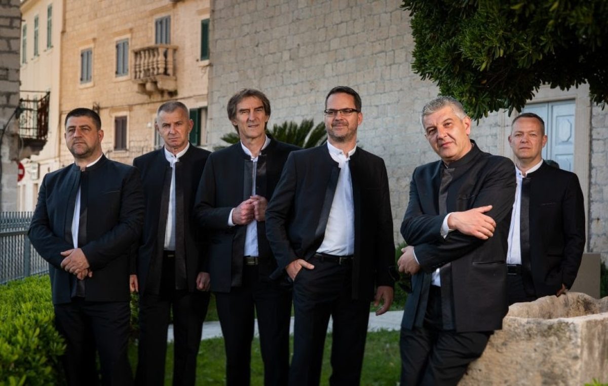 Klapa Cambi večeras u Njivicama