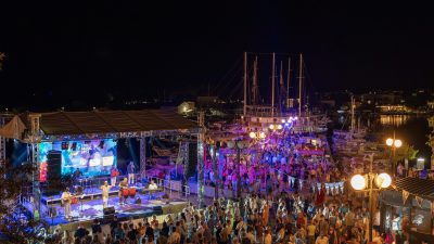 [FOTO/VIDEO] Krk Music Fest: Cubismo donio vruće ritmove na krčku rivu, klapa Kaštadi raspjevala stari grad