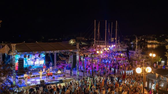 [FOTO/VIDEO] Krk Music Fest: Cubismo donio vruće ritmove na krčku rivu, klapa Kaštadi raspjevala stari grad