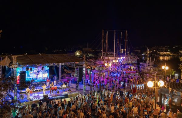[FOTO/VIDEO] Krk Music Fest: Cubismo donio vruće ritmove na krčku rivu, klapa Kaštadi raspjevala stari grad