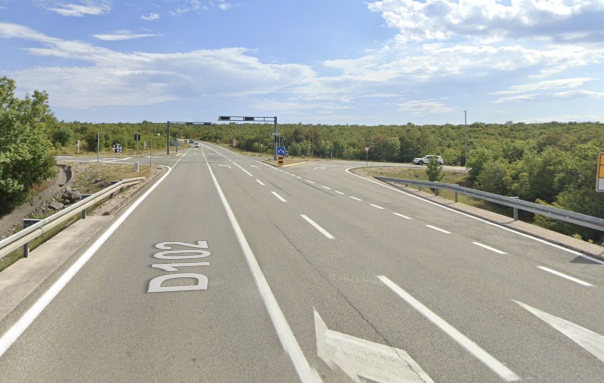 Poznate su okolnosti nesreće kod Omišlja: Vozač uletio u raskrižje, teže ozlijeđen 19-godišnjak