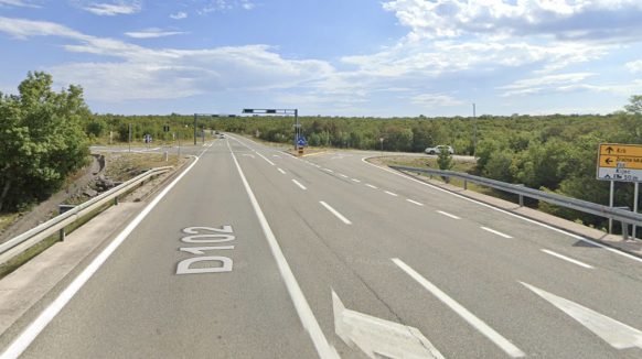 Poznate su okolnosti nesreće kod Omišlja: Vozač uletio u raskrižje, teže ozlijeđen 19-godišnjak
