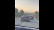 [VIDEO] Opasna vožnja kod Omišlja: Moćnim vozilom uporno pretjecao kolonu pa za dlaku izbjegao sudar