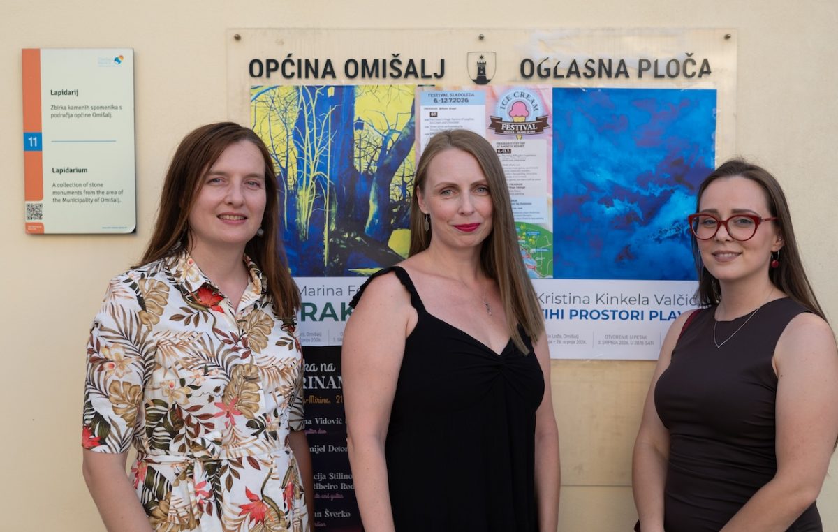 U Omišlju otvorene slikarske izložbe akademskih umjetnica Marine Fernežir i Kristine Kinkele Valčić