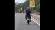 [VIDEO] Opasna vožnja: Mladi motociklist (opet) radi gluposti po krčkim cestama