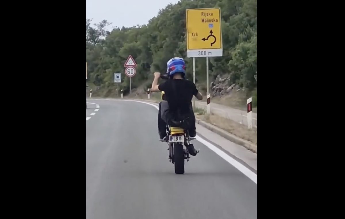[VIDEO] Opasna vožnja: Mladi motociklist (opet) radi gluposti po krčkim cestama