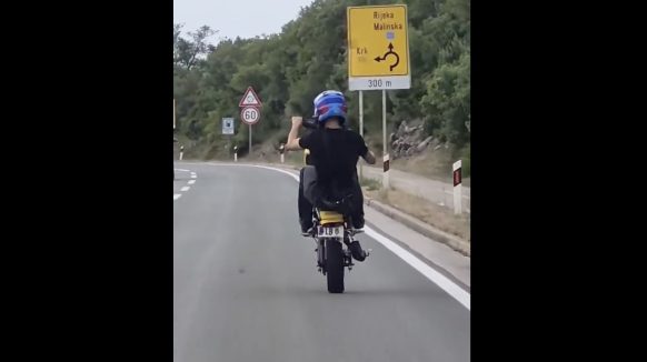 [VIDEO] Opasna vožnja: Mladi motociklist (opet) radi gluposti po krčkim cestama