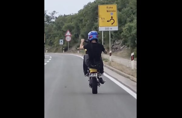 [VIDEO] Opasna vožnja: Mladi motociklist (opet) radi gluposti po krčkim cestama