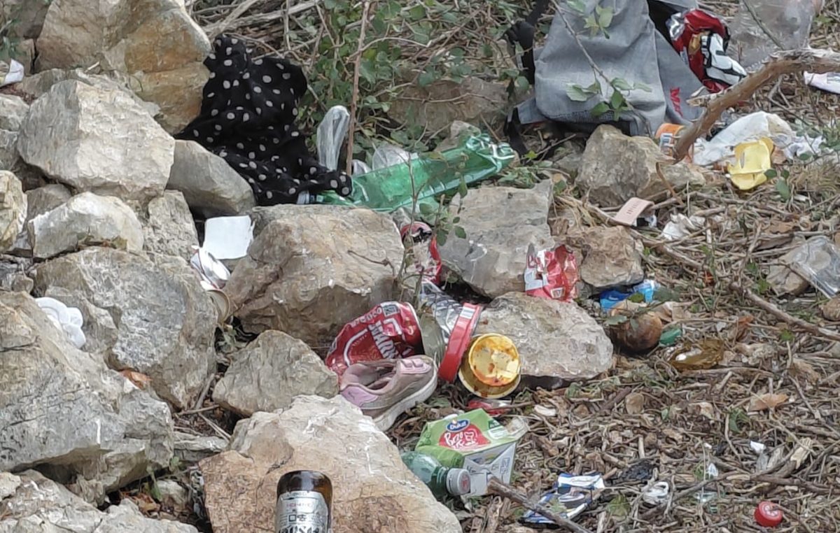 Policija je više puta intervenirala zbog obitelji koje tjednima “žive” na plaži na Krku. Evo što kažu o tome