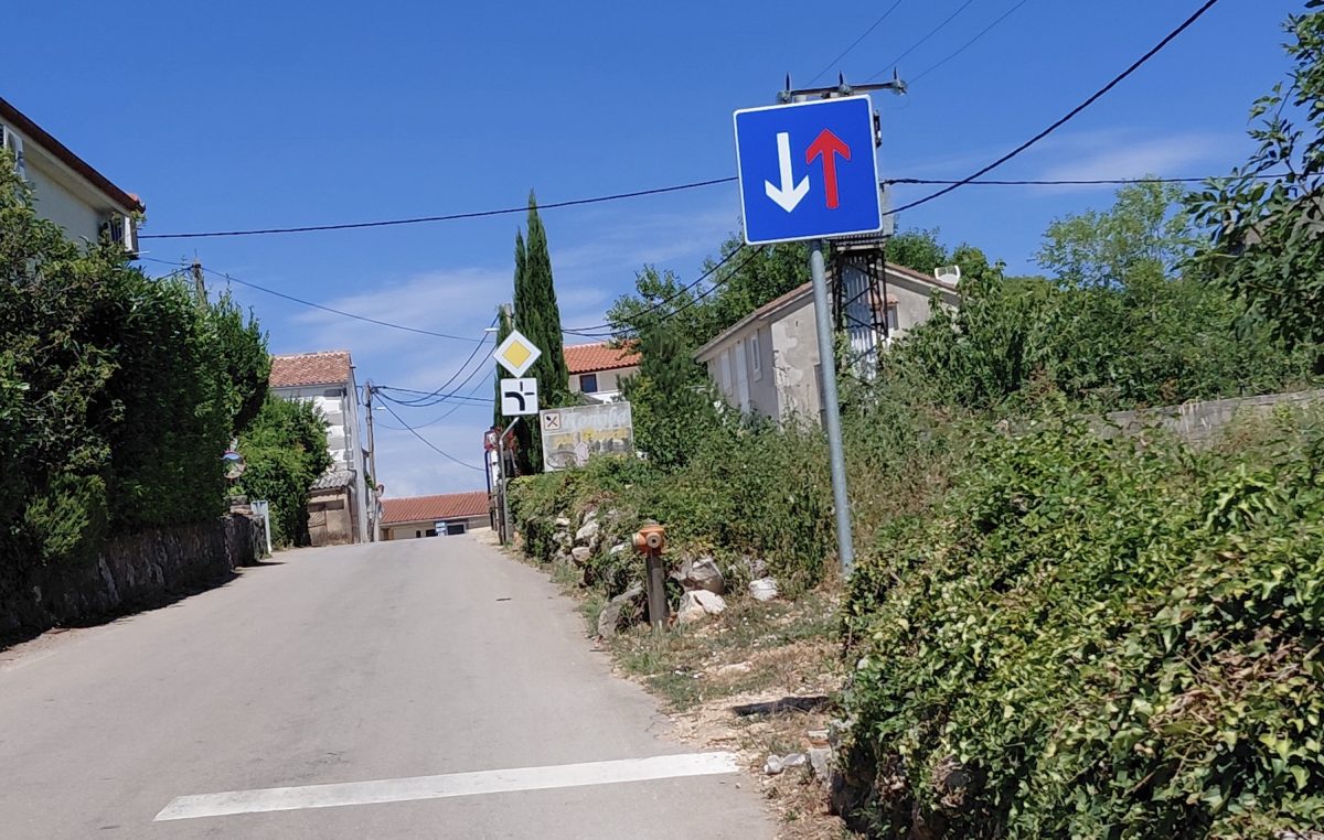 “Nepostojeći” prometni znak na Krku zbunjuje vozače