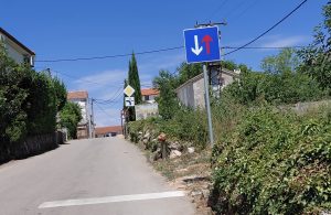 “Nepostojeći” prometni znak na Krku zbunjuje vozače