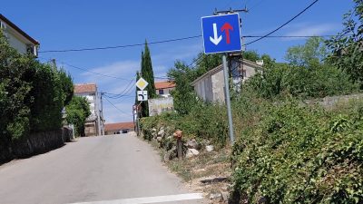“Nepostojeći” prometni znak na Krku zbunjuje vozače