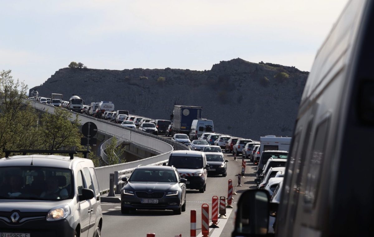 Subota na Krku u znaku prometnih nesreća i kilometarskih gužvi