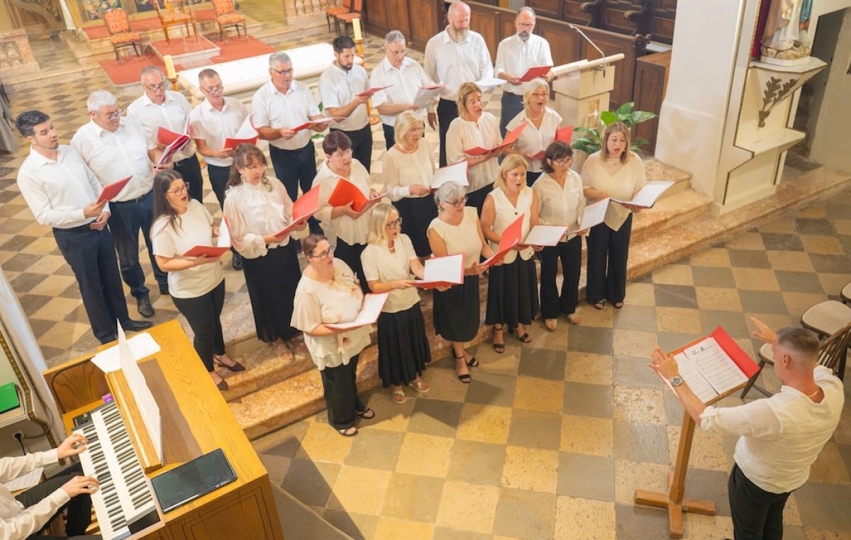 Baška: Koncert Biskupijskog zbora ispunio župnu crkvu Presvetog Trojstva sakralnom glazbom, zajedništvom i svečanim ozračjem