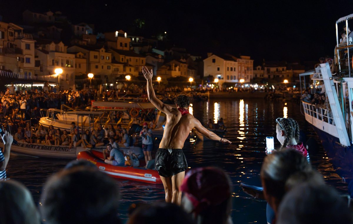[FOTO/VIDEO] Pjesma, smijeh, navijanje i ludi “letovi” s grede: Baška punim plućima živi Ribarske dane
