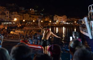 [FOTO/VIDEO] Pjesma, smijeh, navijanje i ludi “letovi” s grede: Baška punim plućima živi Ribarske dane