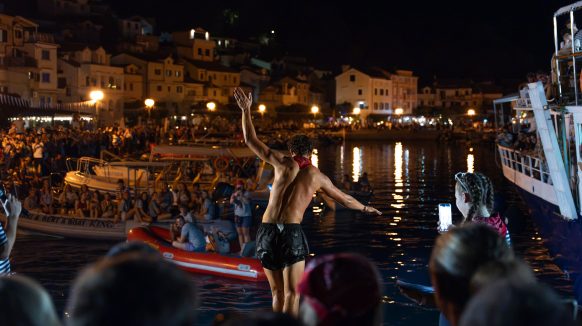 [FOTO/VIDEO] Pjesma, smijeh, navijanje i ludi “letovi” s grede: Baška punim plućima živi Ribarske dane
