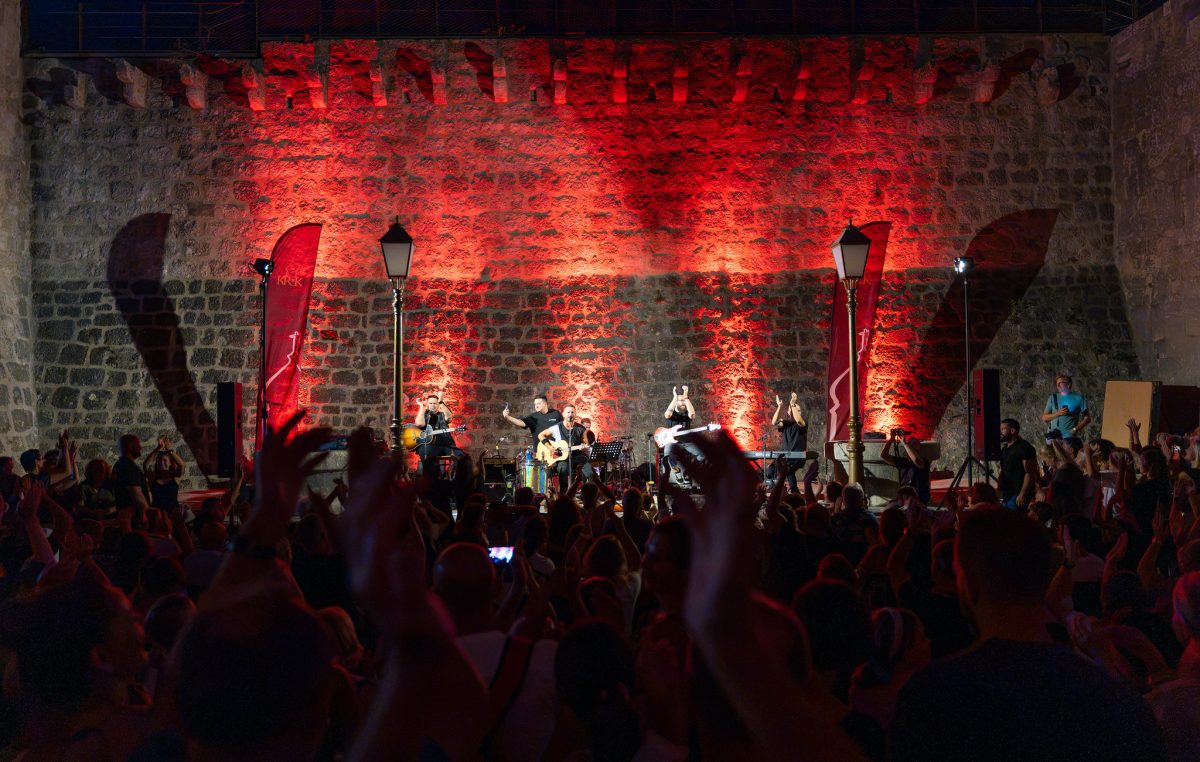 20. Dani smokava: Vatra na Kamplinu održala koncert koji će se dugo pamtiti