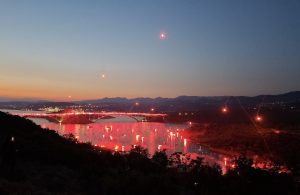 [VIDEO] Emotivno, dostojanstveno i spektakularno: Krčki most ponovo je “gorio” za pale branitelje