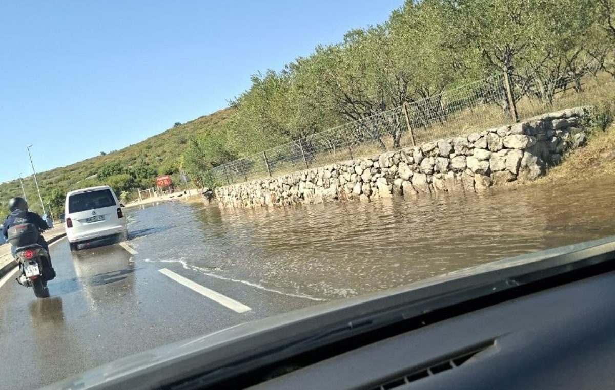 [VIDEO] Ogromna lokva na cesti: Pukla vodovodna cijev, Kornić i dio Punta bez vode