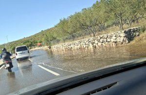 [VIDEO] Ogromna lokva na cesti: Pukla vodovodna cijev, Kornić i dio Punta bez vode