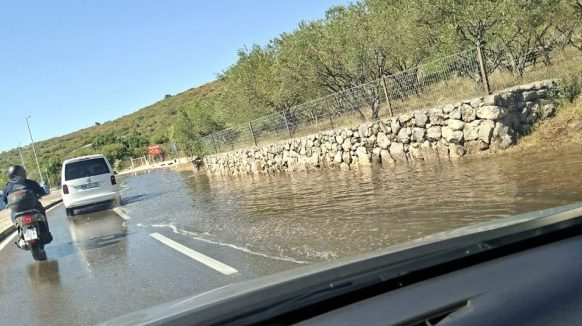 [VIDEO] Ogromna lokva na cesti: Pukla vodovodna cijev, Kornić i dio Punta bez vode