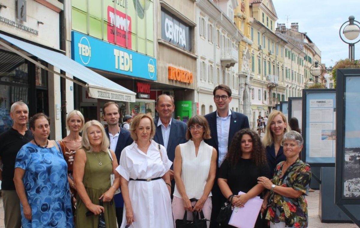 Na riječkom Korzu otvorena izložba „Školstvo primorja“