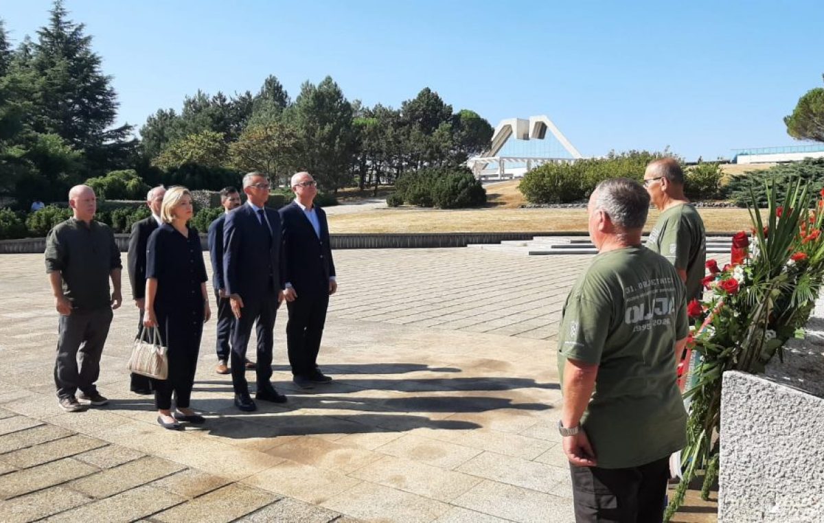 Polaganjem vijenaca i paljenjem svijeća odana počast hrvatskim braniteljima