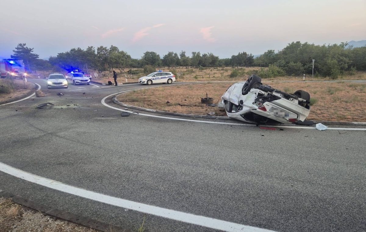 U prometnoj nesreći kod zračne luke automobil završio na krovu