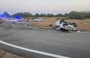 U prometnoj nesreći kod zračne luke automobil završio na krovu