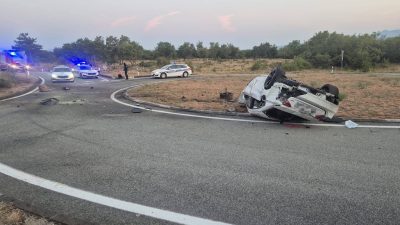U prometnoj nesreći kod zračne luke automobil završio na krovu