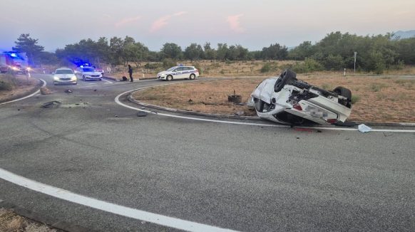 U prometnoj nesreći kod zračne luke automobil završio na krovu