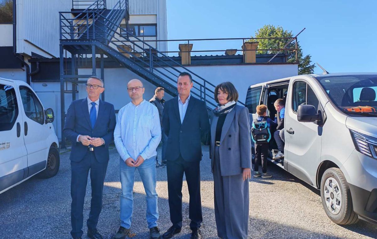 Župan Lukanović uručio ključeve novog školskog kombija u Delnicama i obišao radove na Domu zdravlja