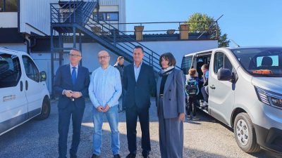 Župan Lukanović uručio ključeve novog školskog kombija u Delnicama i obišao radove na Domu zdravlja