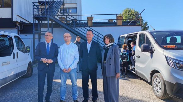 Župan Lukanović uručio ključeve novog školskog kombija u Delnicama i obišao radove na Domu zdravlja
